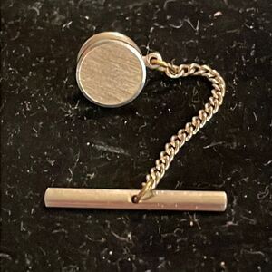 Vintage-1950s-Swank gold tone diamond etched tie tack/tie pin with safety chain